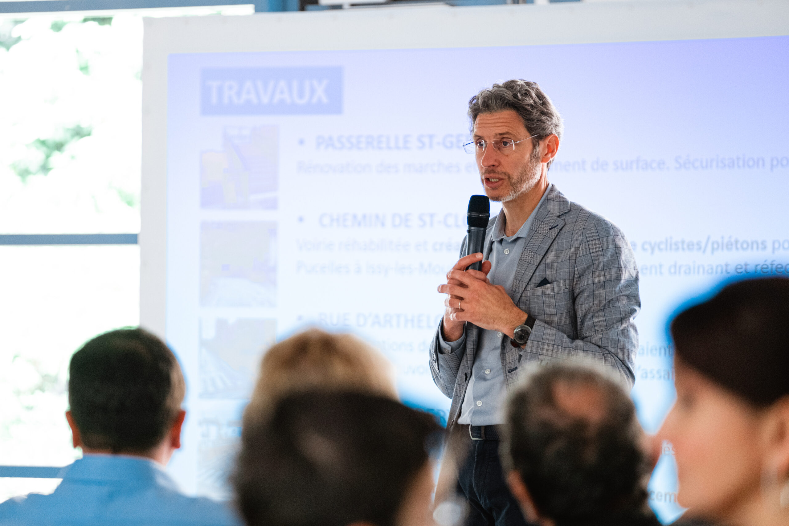 Tribune équipée pour une cérémonie de vœux ou une commémoration officielle