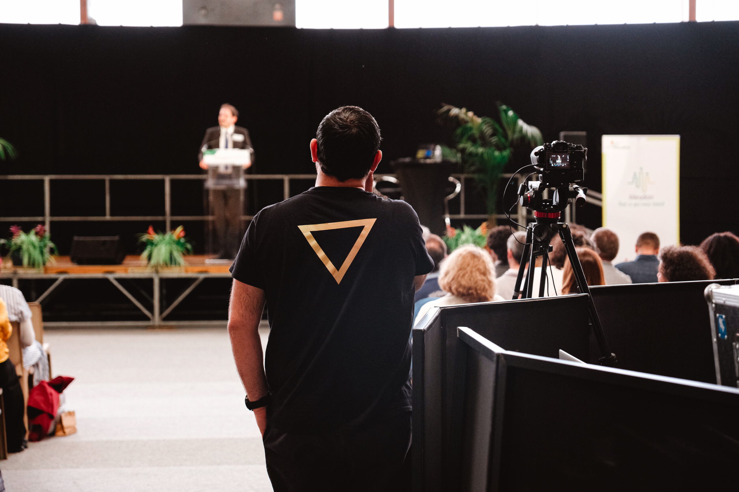 Technicien Triangle Event en captation vidéo d'une réunion officielle