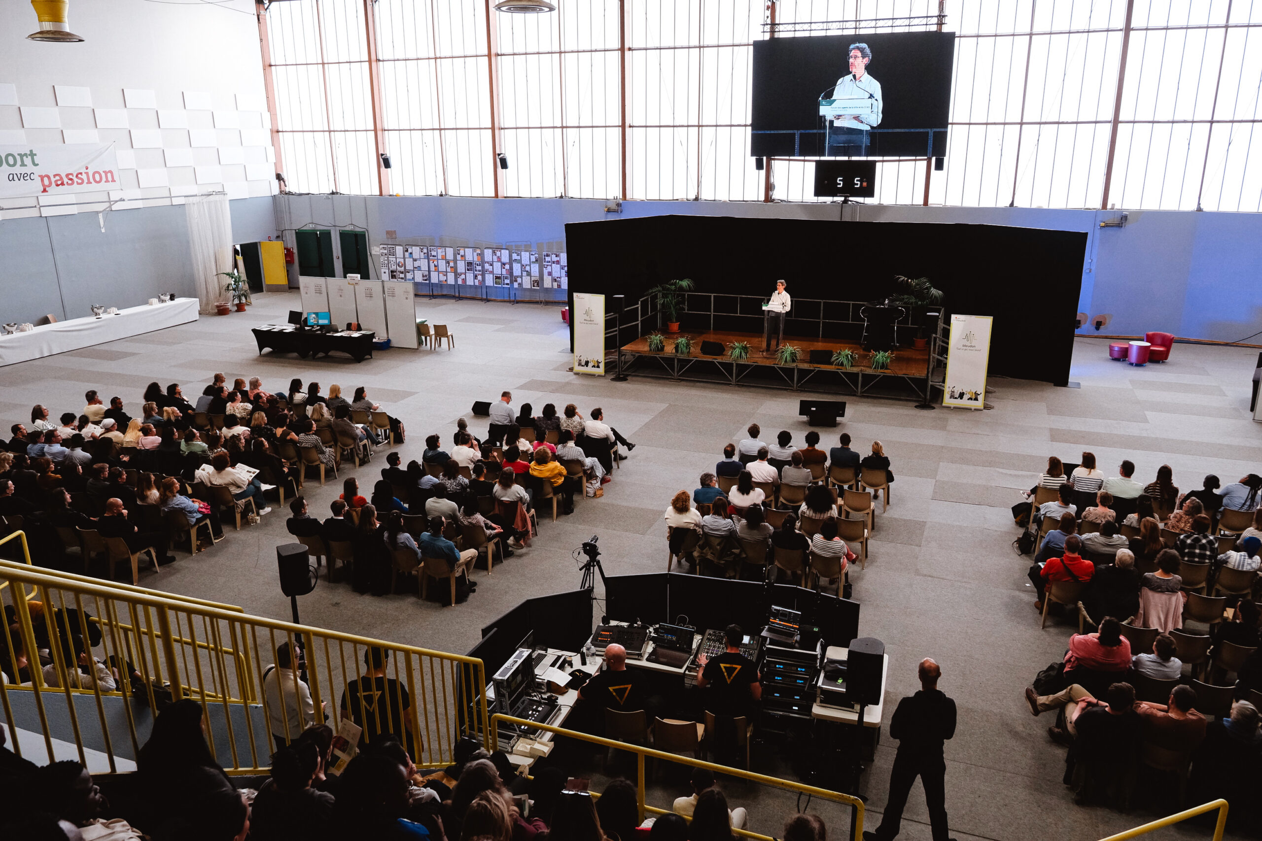 Sonorisation et écran installés pour un forum des agents d'une collectivité