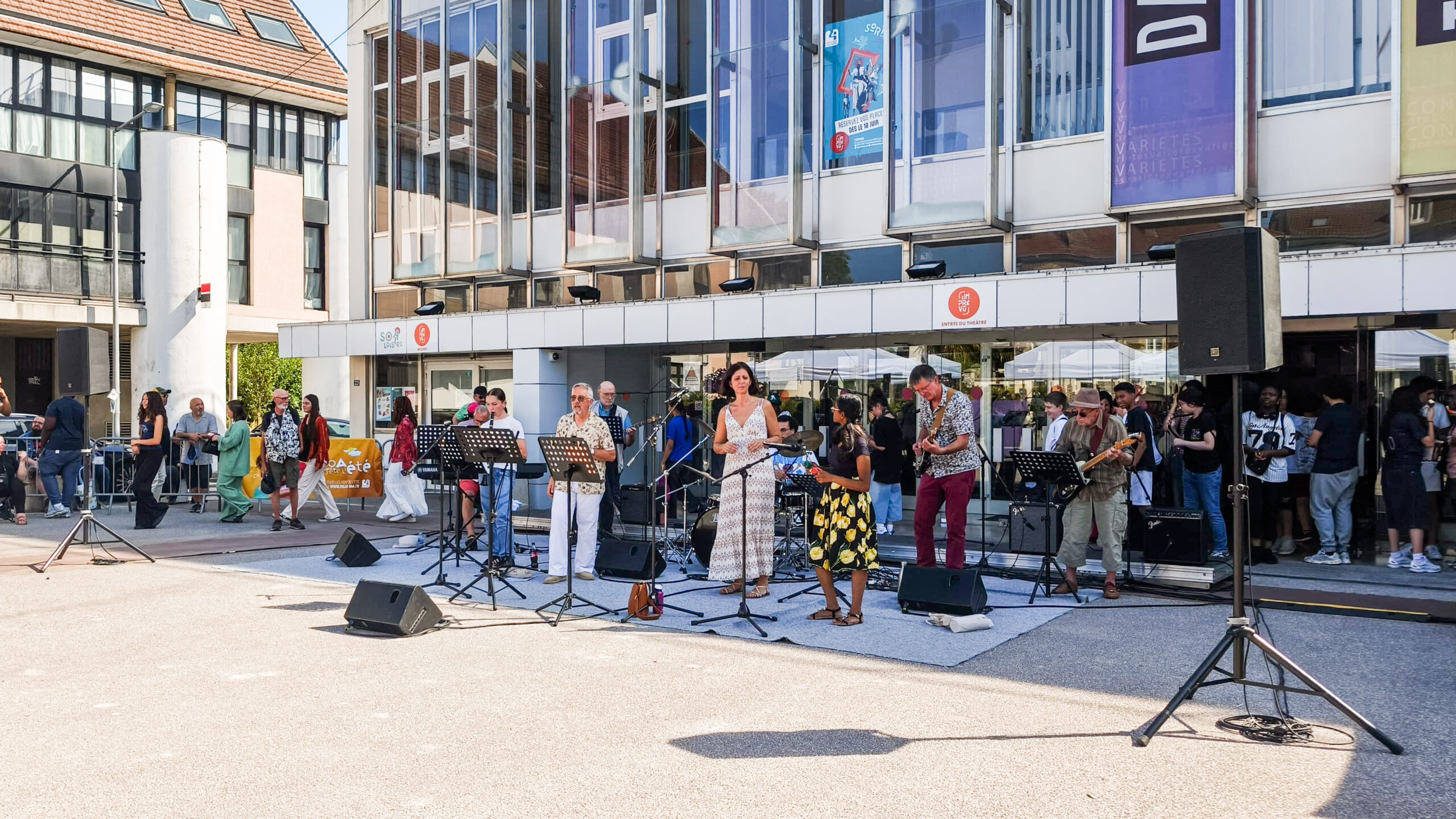 Scène et sonorisation installées pour une fête de la ville en plein air