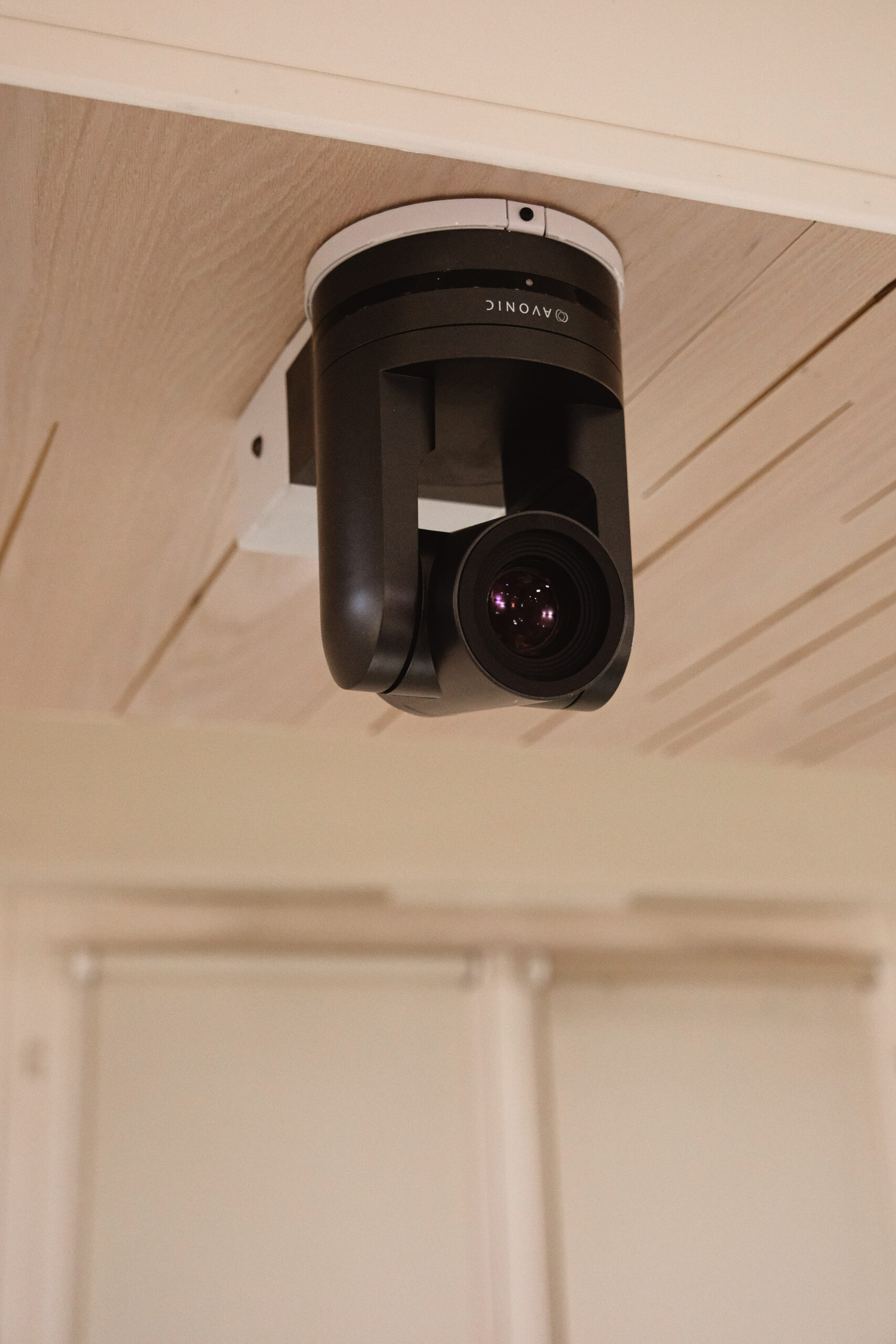 Caméra intégrée au plafond d'une salle du conseil pour une captation permanente
