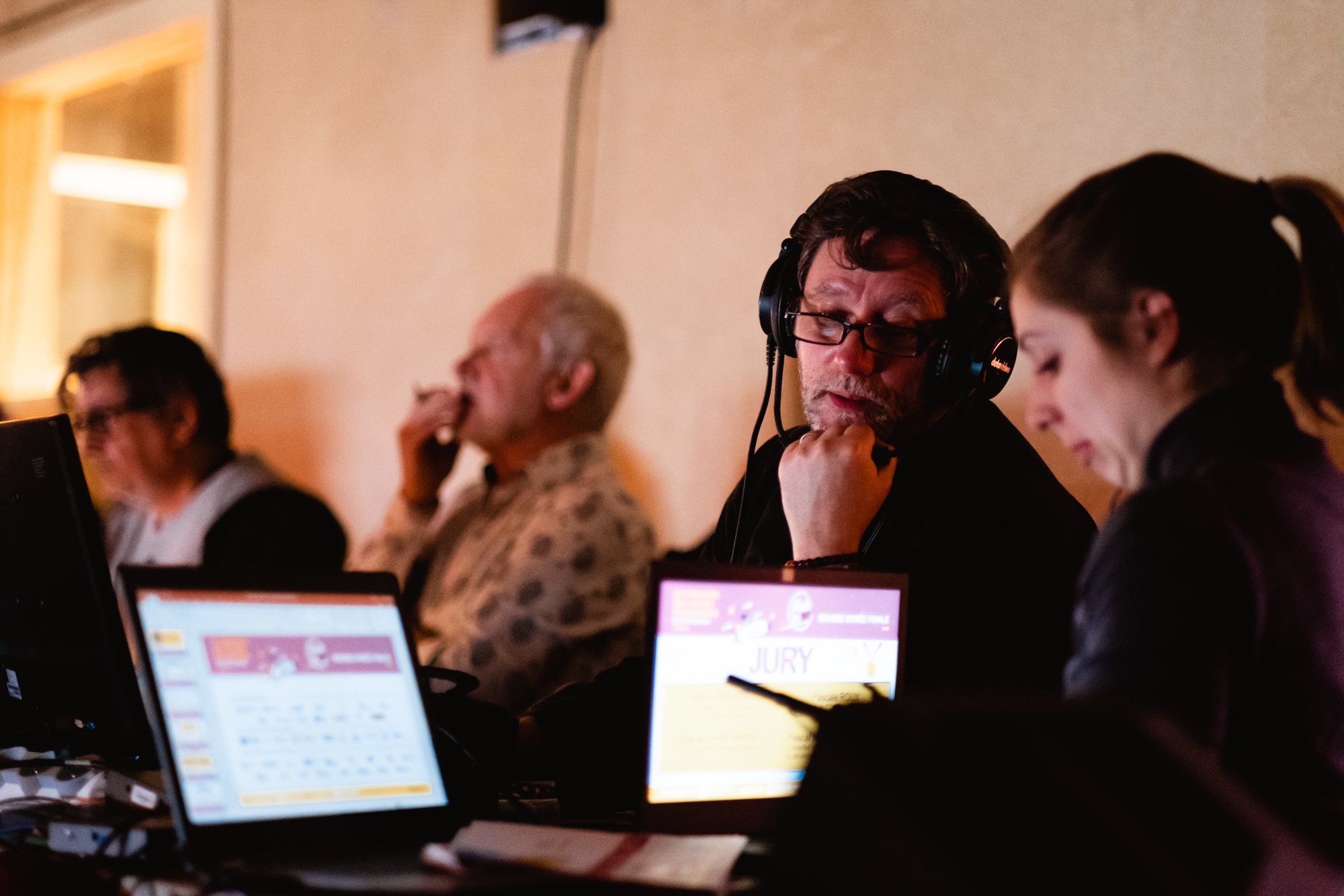 Technicien vidéo qui accompagne notre cliente en régie pour la réalisation en direct de l'événement